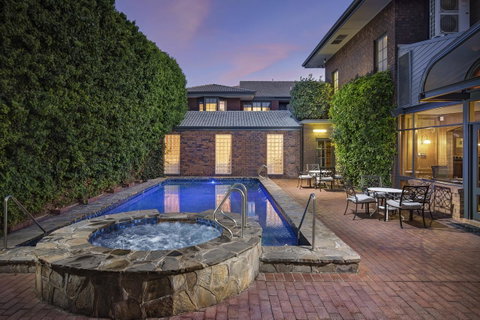 Adelaide Inn - QLD Tourism 1