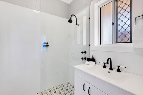 Cute And Cosy - Events, Workers, Getaways - Queensland Tourism 10