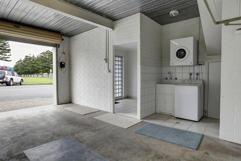 Tasman Beachside Apartment - QLD Tourism 11