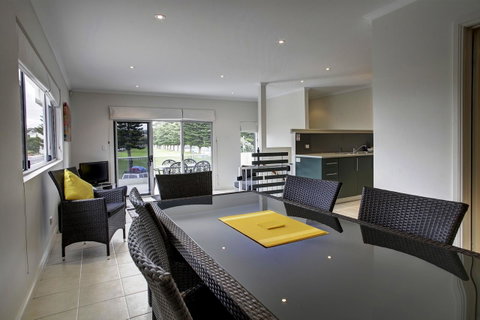 Tasman Beachside Apartment - QLD Tourism 5