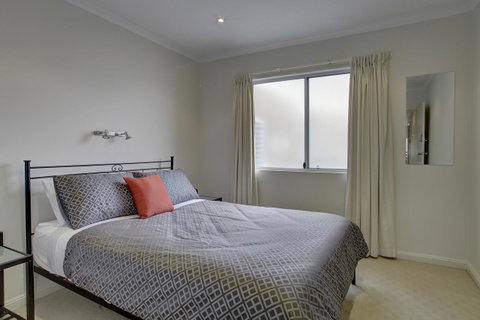 Tasman Beachside Apartment - QLD Tourism 8