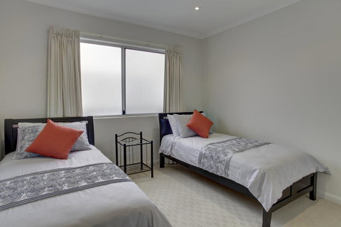 Tasman Beachside Apartment - QLD Tourism 9