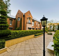 Majestic Old Lion Apartments - QLD Tourism