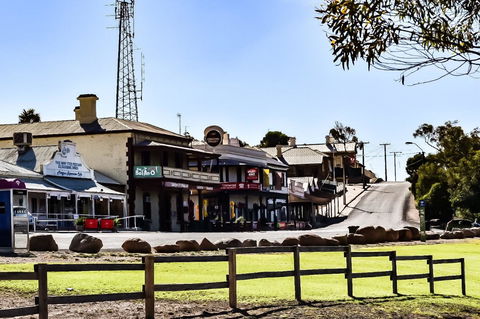 Commercial Hotel Morgan - Queensland Tourism 1