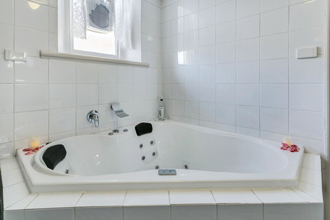 \'THE CHURCH\' Guest Home, Gawler Barossa Region - QLD Tourism 6