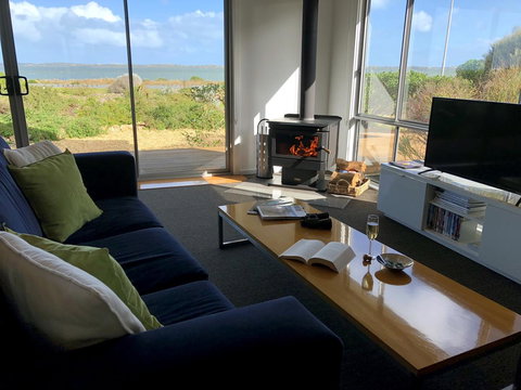 Coorong Waterfront Retreat - QLD Tourism 8