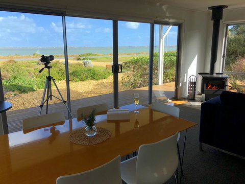 Coorong Waterfront Retreat - QLD Tourism 7
