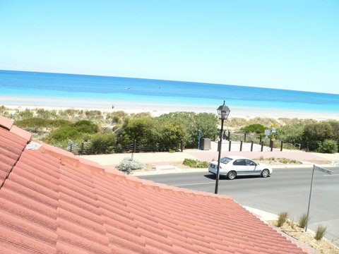 Brighton Beach House - QLD Tourism 11