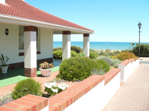 Brighton Beach House - QLD Tourism 1