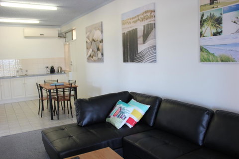 Seaview Sunset Holiday Apartments - QLD Tourism 8