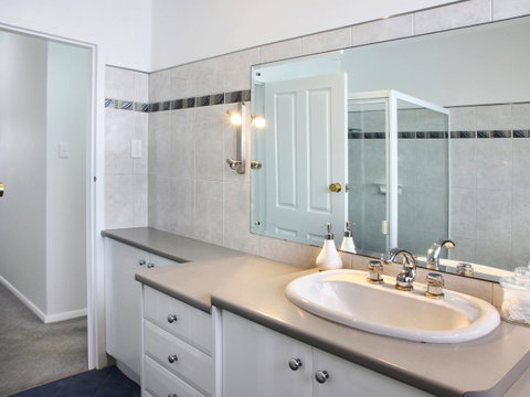 Seaview Sunset Holiday Apartments - QLD Tourism 29