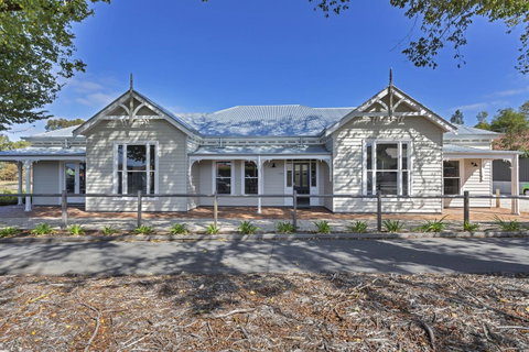 Grandview Accommodation - The Elm Tree Apartments - QLD Tourism 30