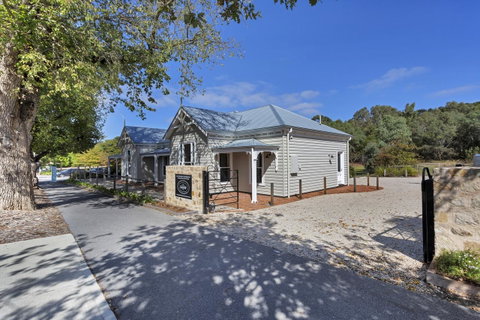 Grandview Accommodation - The Elm Tree Apartments - QLD Tourism 31