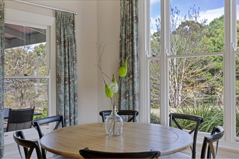Grandview Accommodation - The Elm Tree Apartments - QLD Tourism 8