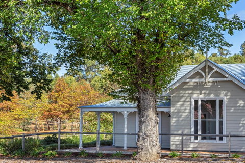 Grandview Accommodation - The Elm Tree Apartments - QLD Tourism 1
