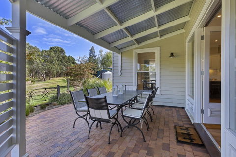 Grandview Accommodation - The Elm Tree Apartments - QLD Tourism 5