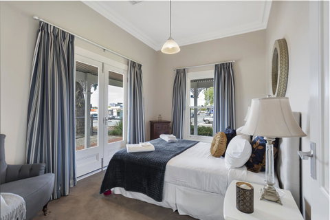 Grandview Accommodation - The Elm Tree Apartments - QLD Tourism 10