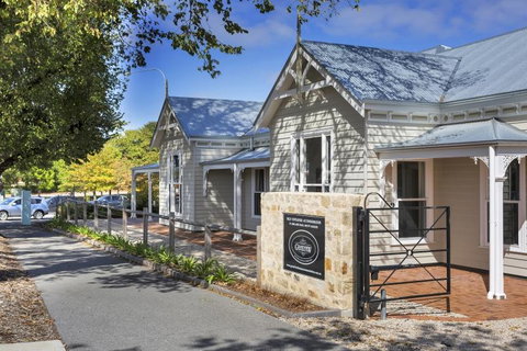 Grandview Accommodation - The Elm Tree Apartments - QLD Tourism 0
