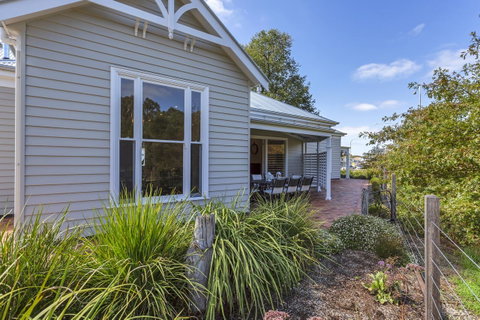 Grandview Accommodation - The Elm Tree Apartments - QLD Tourism 24