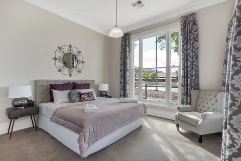 Grandview Accommodation - The Elm Tree Apartments - QLD Tourism 9