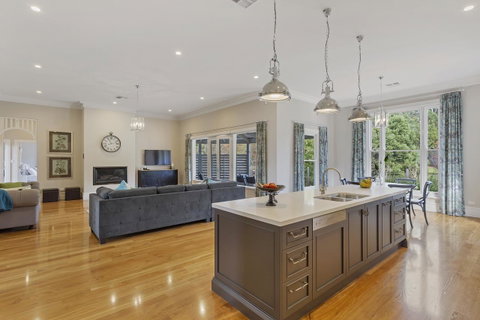 Grandview Accommodation - The Elm Tree Apartments - QLD Tourism 17