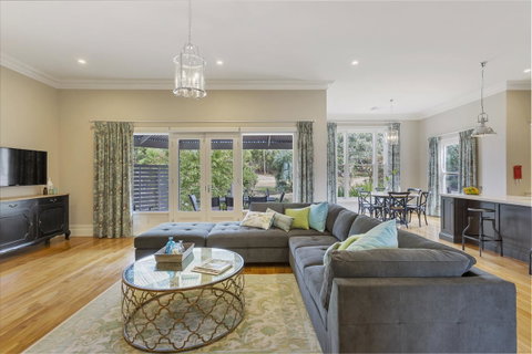 Grandview Accommodation - The Elm Tree Apartments - QLD Tourism 4