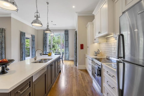 Grandview Accommodation - The Elm Tree Apartments - QLD Tourism 14