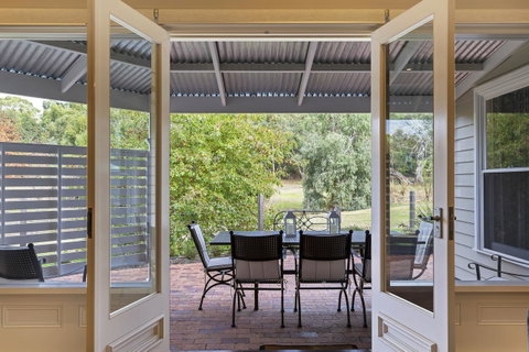 Grandview Accommodation - The Elm Tree Apartments - QLD Tourism 18