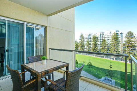 Pier Luxury Apartments - QLD Tourism 26