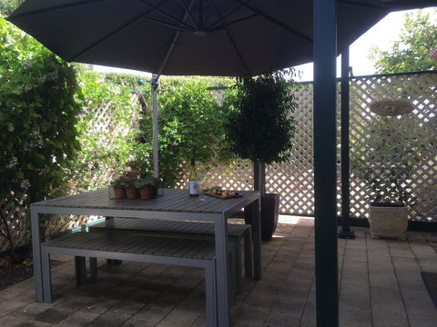 Wine And Roses Bed And Breakfast - QLD Tourism 3
