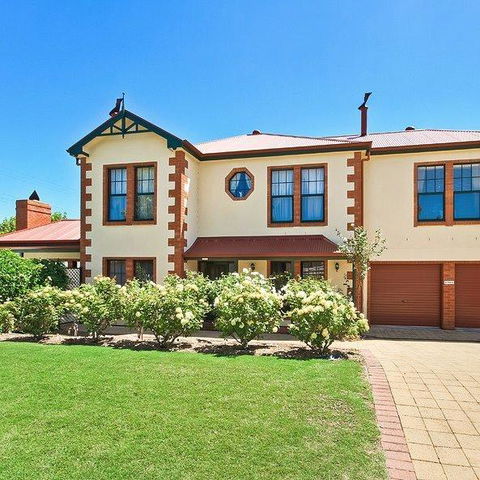Wine And Roses Bed And Breakfast - QLD Tourism 0