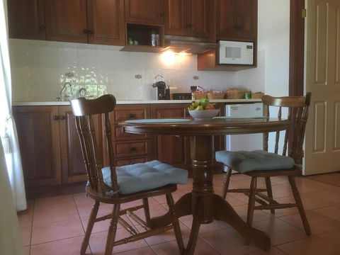 Wine And Roses Bed And Breakfast - QLD Tourism 2