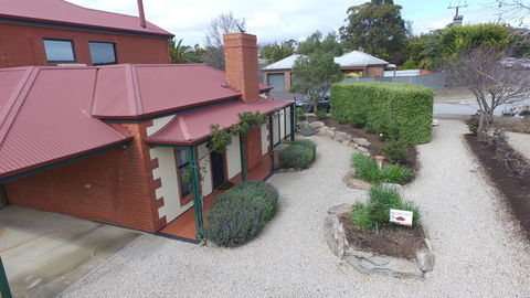 Wine And Roses Bed And Breakfast - QLD Tourism 13