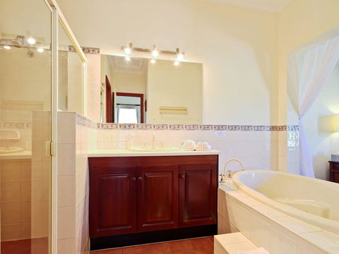 Wine And Roses Bed And Breakfast - QLD Tourism 18