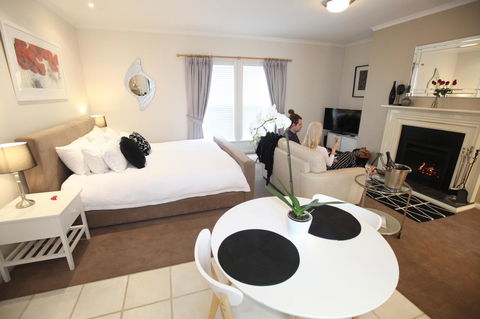 Wine And Roses Bed And Breakfast - QLD Tourism 10