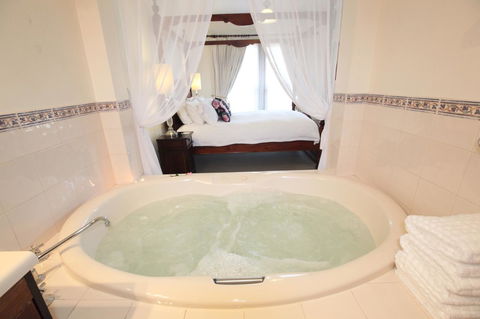 Wine And Roses Bed And Breakfast - QLD Tourism 15