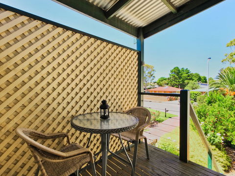 Wine And Roses Bed And Breakfast - QLD Tourism 12