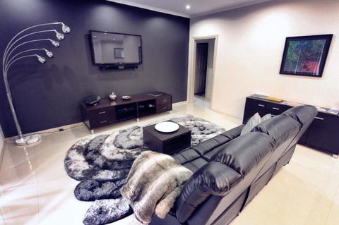 Casavino Luxury Villa - QLD Tourism 0