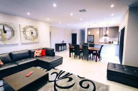 Casavino Luxury Villa - QLD Tourism 3