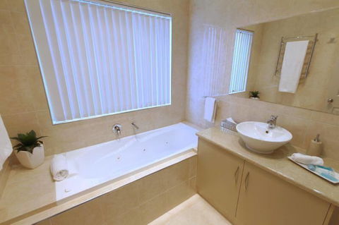 Casavino Luxury Villa - QLD Tourism 26