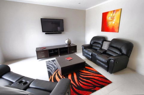 Casavino Luxury Villa - QLD Tourism 24
