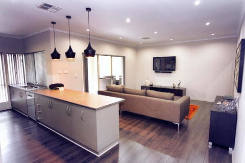 Casavino Luxury Villa - QLD Tourism 35