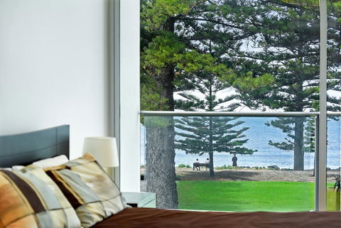 Breeze Beachfront Apartment - QLD Tourism 11
