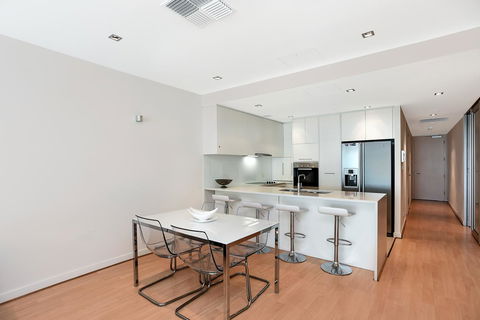 Breeze Beachfront Apartment - QLD Tourism 10