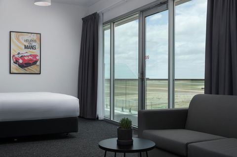 Rydges Pit Lane - Queensland Tourism 25