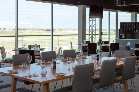 Rydges Pit Lane - Queensland Tourism 38