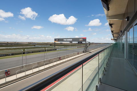 Rydges Pit Lane - Queensland Tourism 1