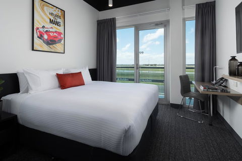 Rydges Pit Lane - Queensland Tourism 31
