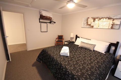 Port Vincent Motel & Apartments - QLD Tourism 1