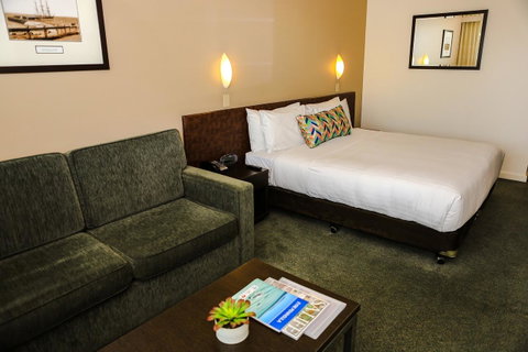 Port Lincoln Hotel - QLD Tourism 6